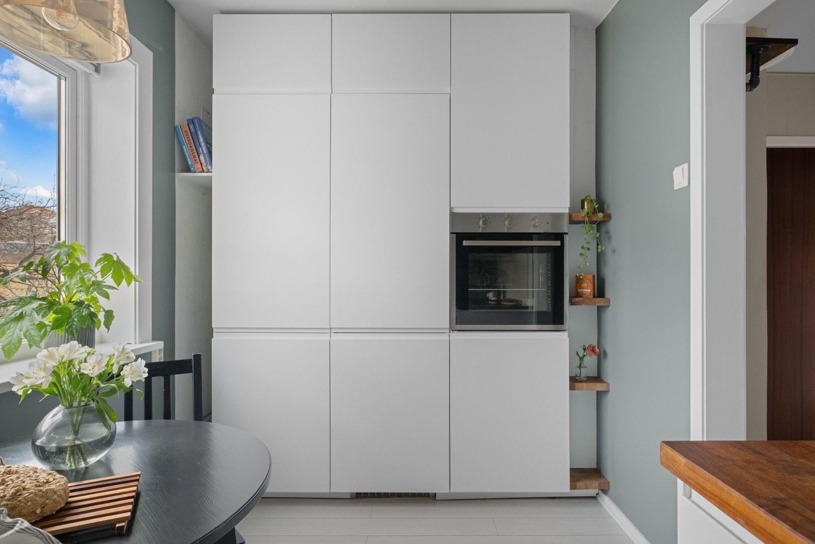 Ovn i høyskap gir en god arbeidsstilling. Galleribilde