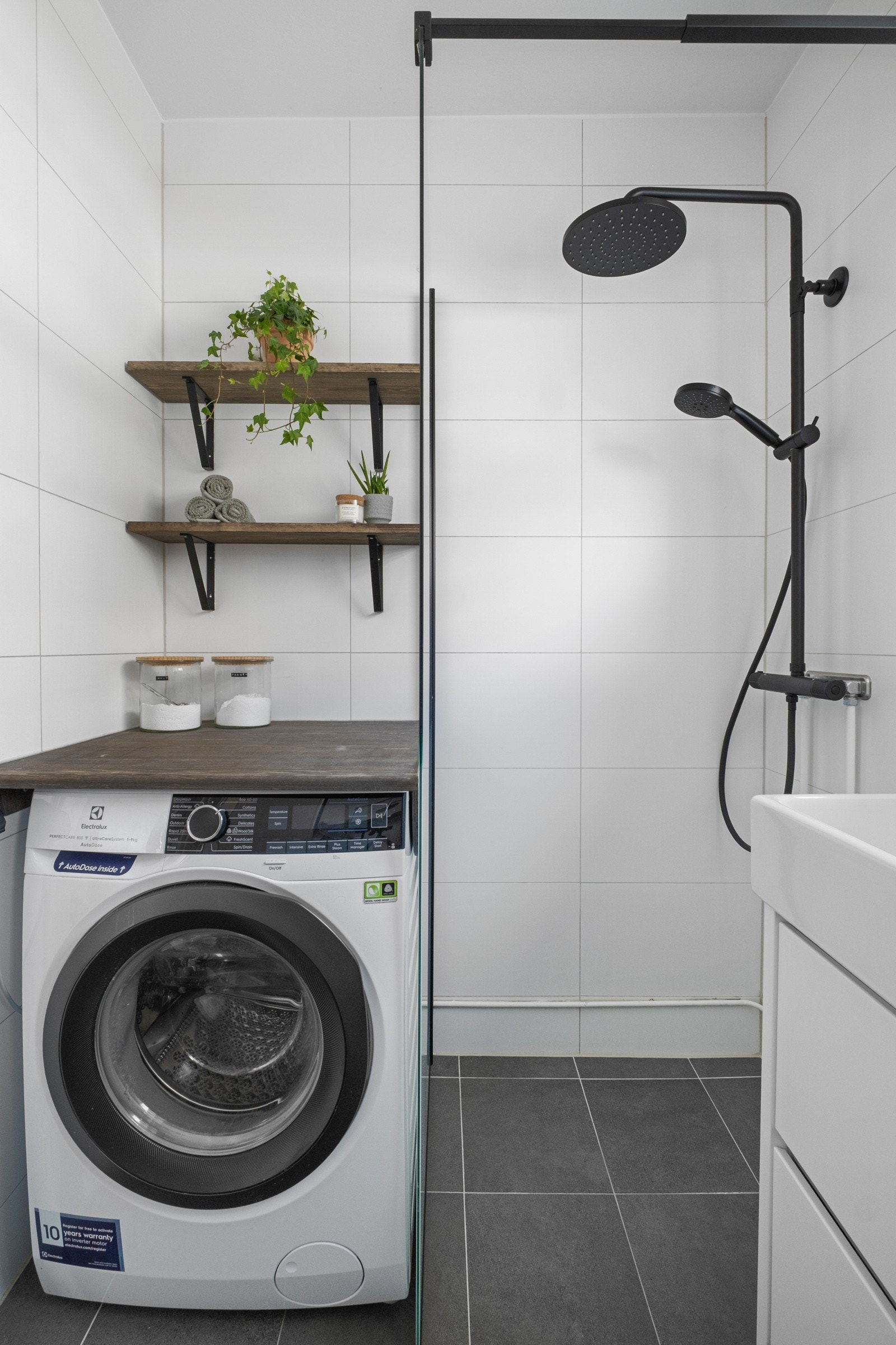 Dusjarmatur, servantbatteri, dusjvegg og benk på badet er fra 2025. Galleribilde