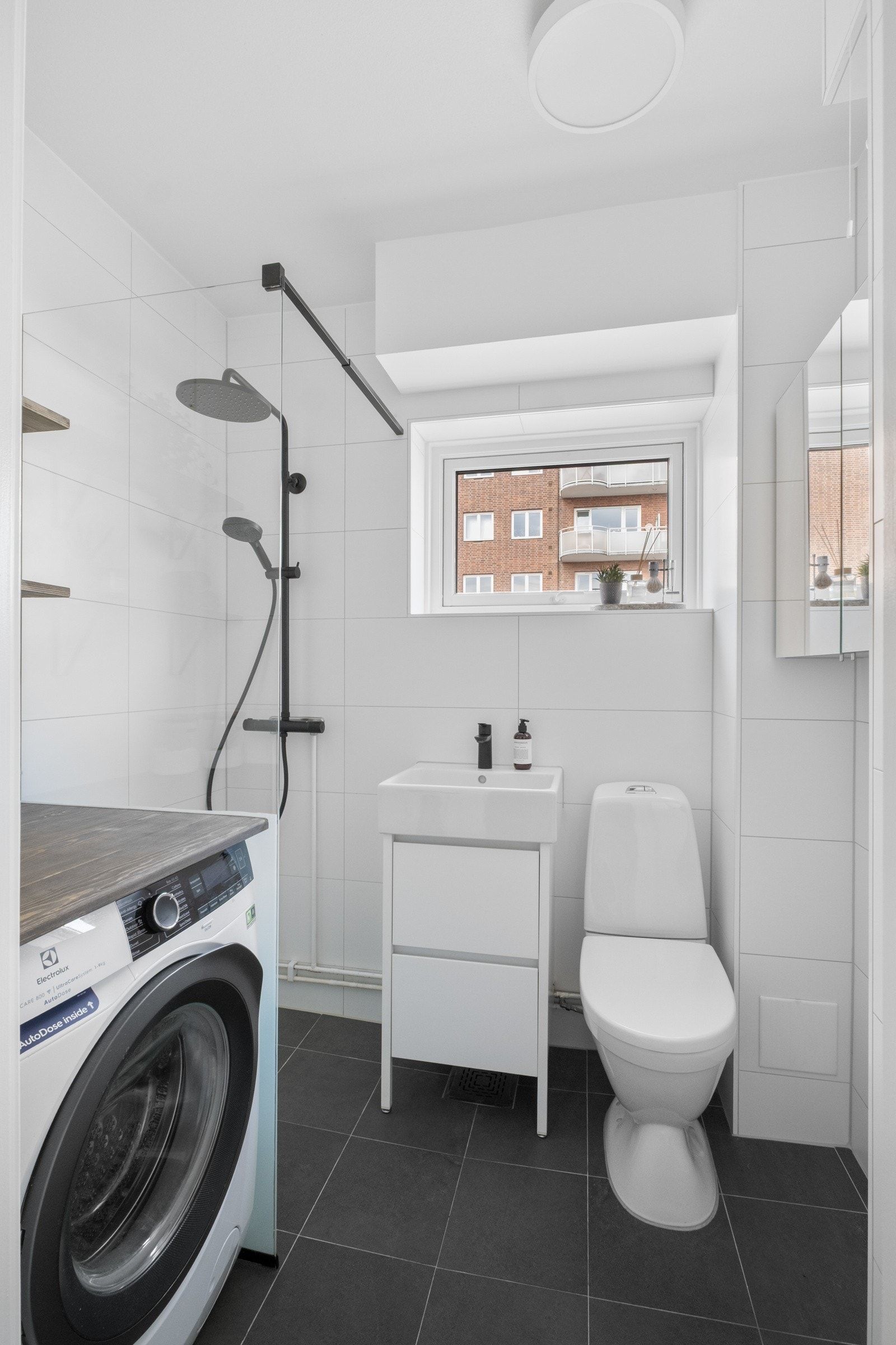 Badet har har vindu og opplegg for vaskemaskin. Galleribilde