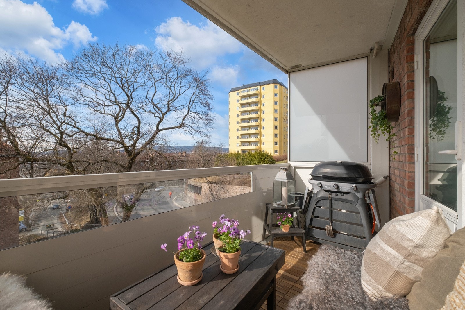 Balkongen fungerer fint som et ekstra rom i den varme årstiden. Galleribilde