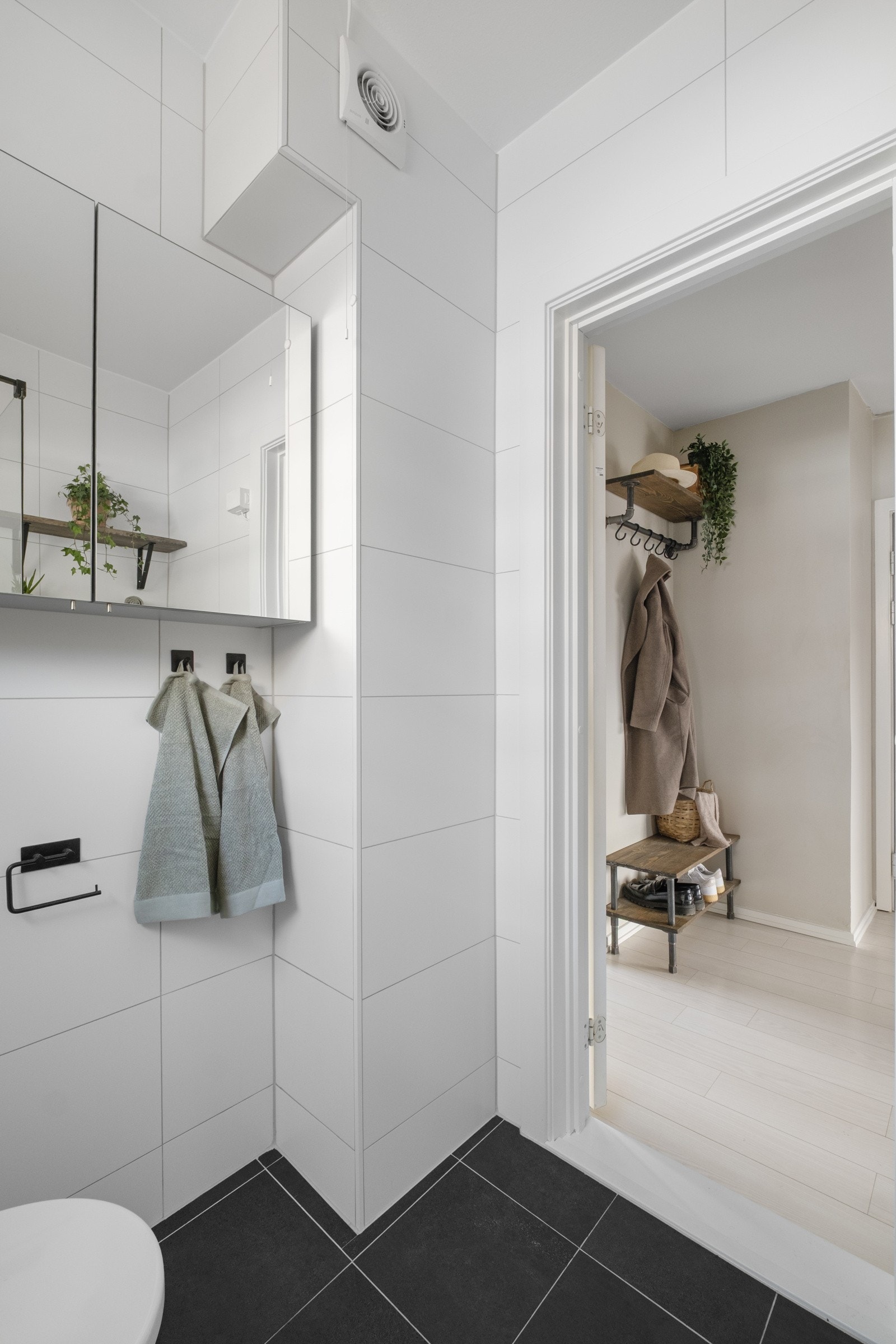 Baderommet har praktisk innredning. Det er montert varme i gulvet. Galleribilde