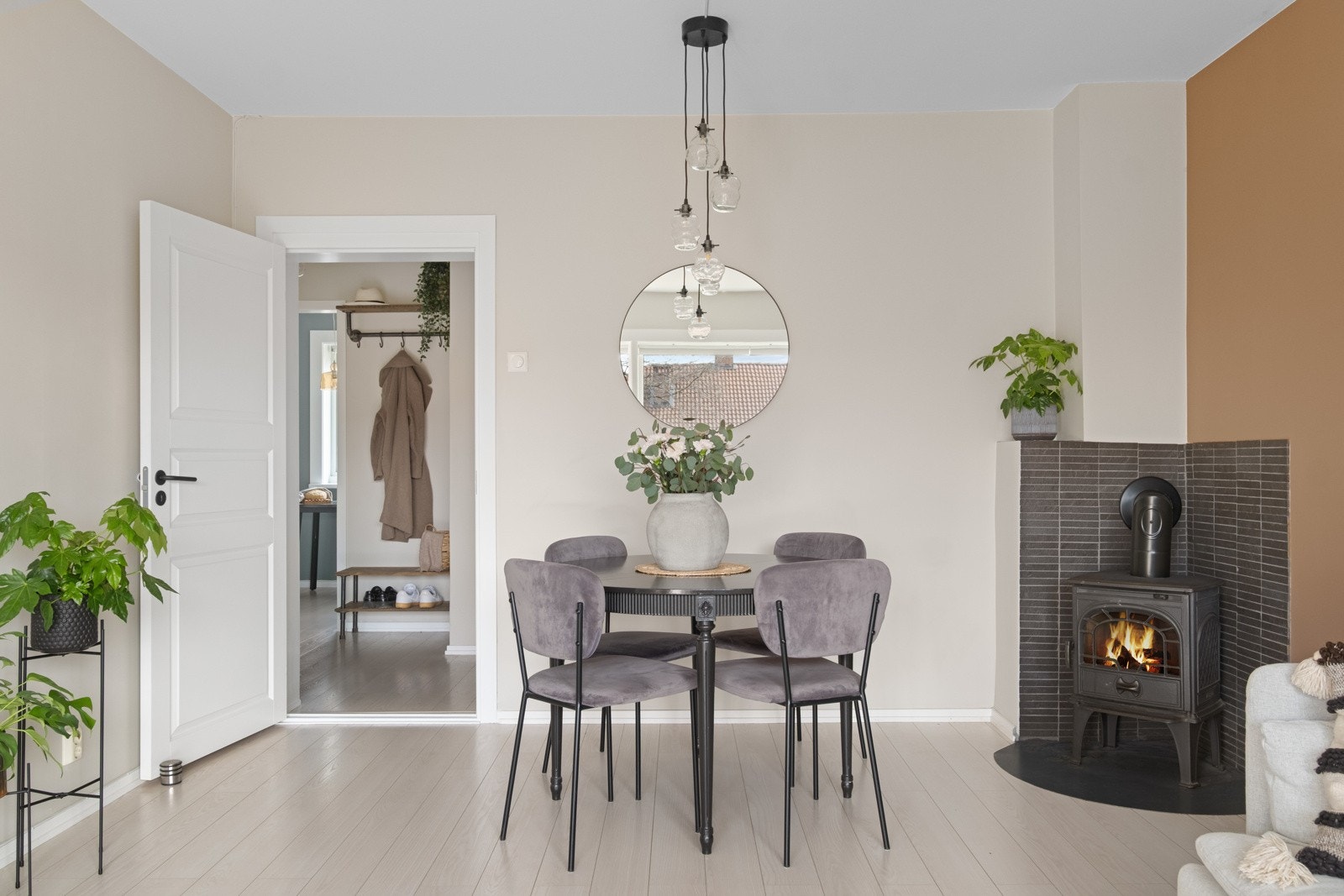 Stuen har plass til eget spisebord. Galleribilde