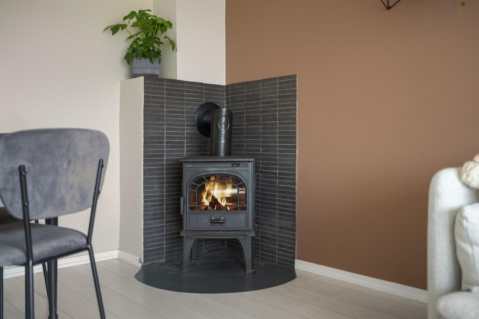 En lekker vedovn gir mulighet for lun varme fra vedfyring i den kalde årstiden. Galleribilde