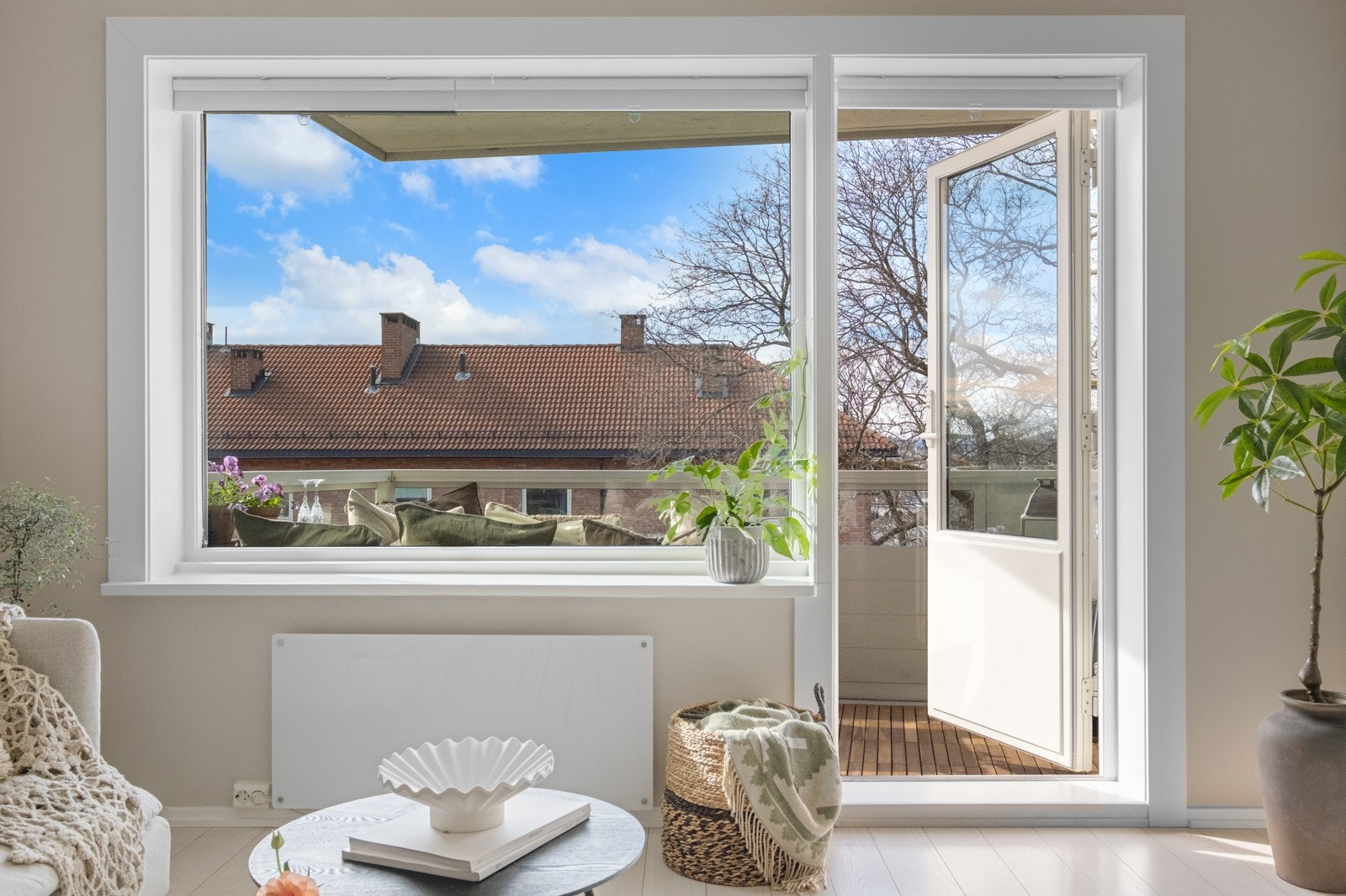 Store vindusflater mot vest slipper inn rikelig med naturlig dagslys. Galleribilde