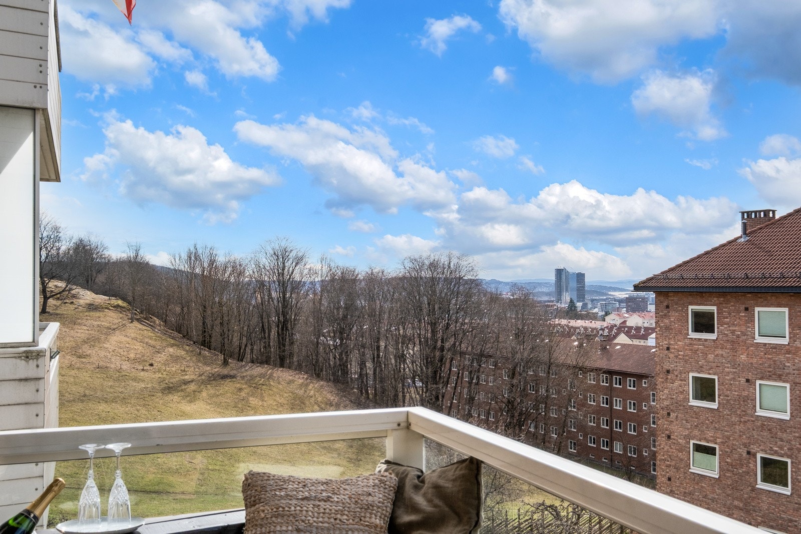 På balkongen kan du sitte usjenert og nyte de varme sommerdagene. Galleribilde