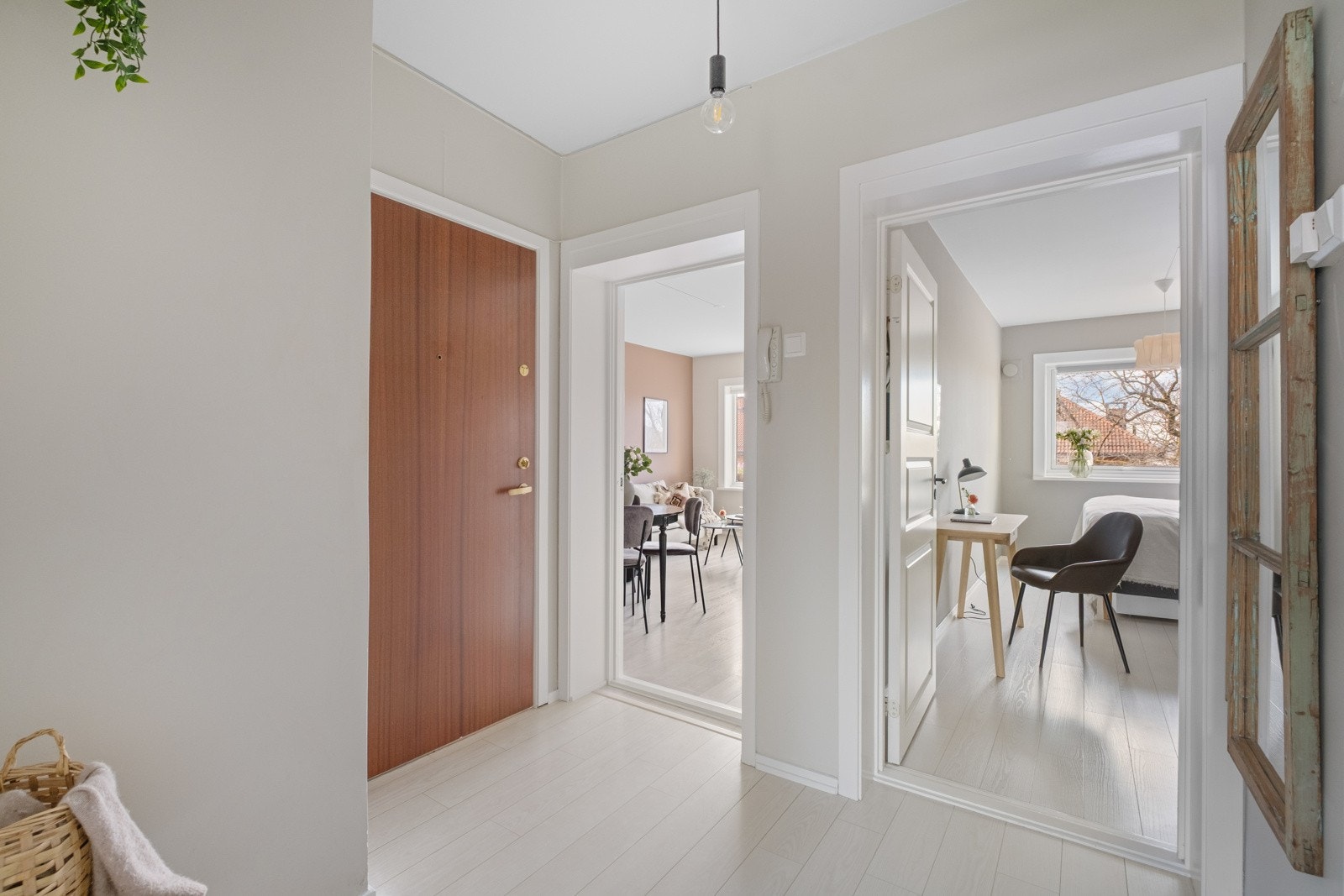 Boligen er gjennomgående øst/vest og har meget gode lyslinjer. Galleribilde