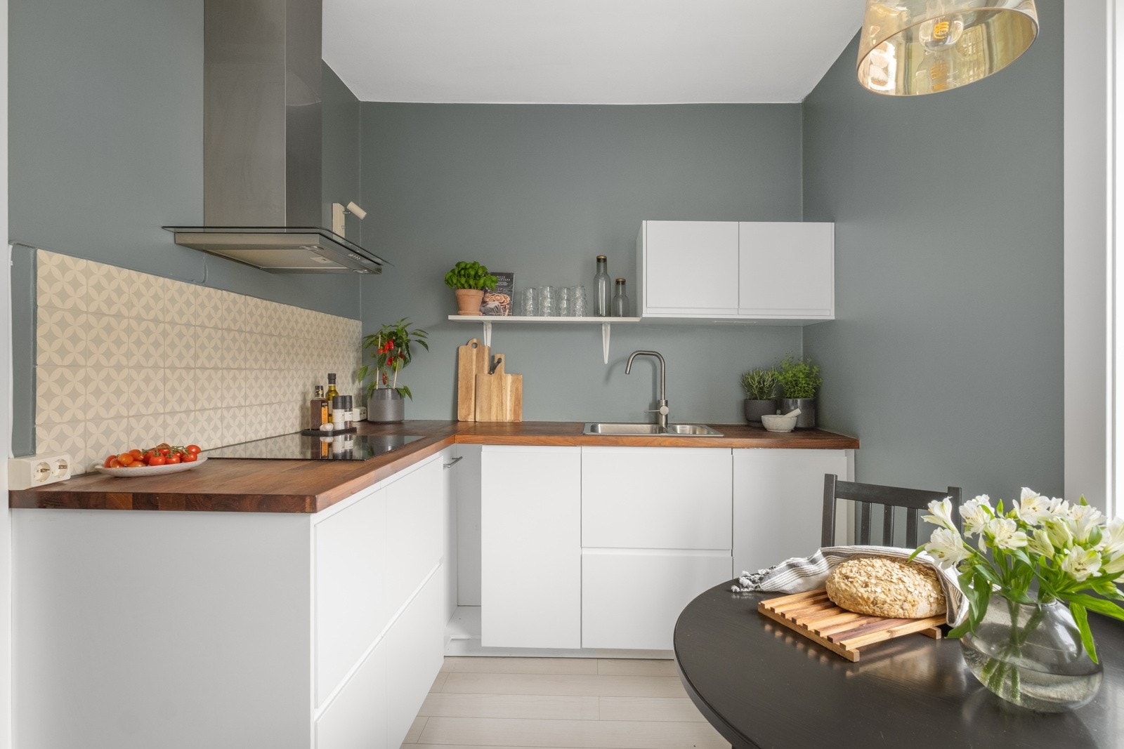 Kjøkkenet har god arbeidsplass og benkeplass. Galleribilde