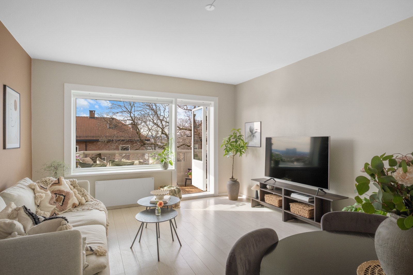 Stuen har vindusflater mot vest. Galleribilde