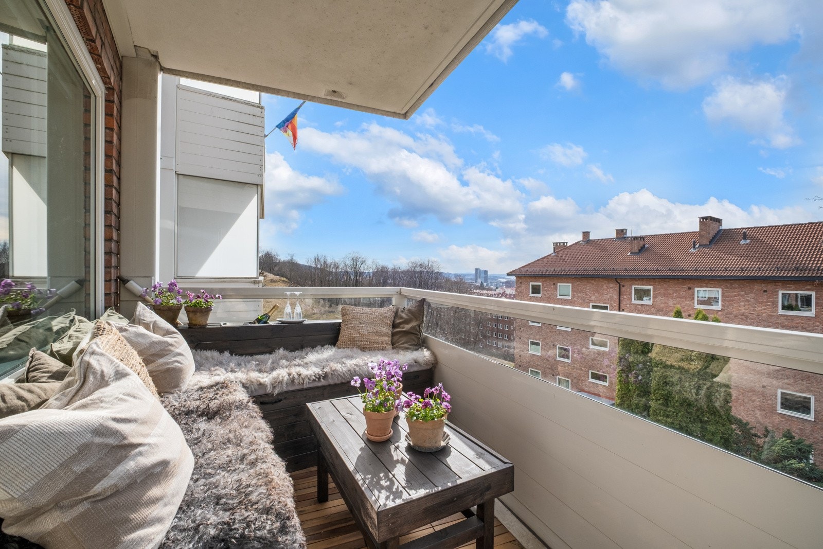 Utenfor stuen er det vestvendt balkong med gode solforhold. Galleribilde