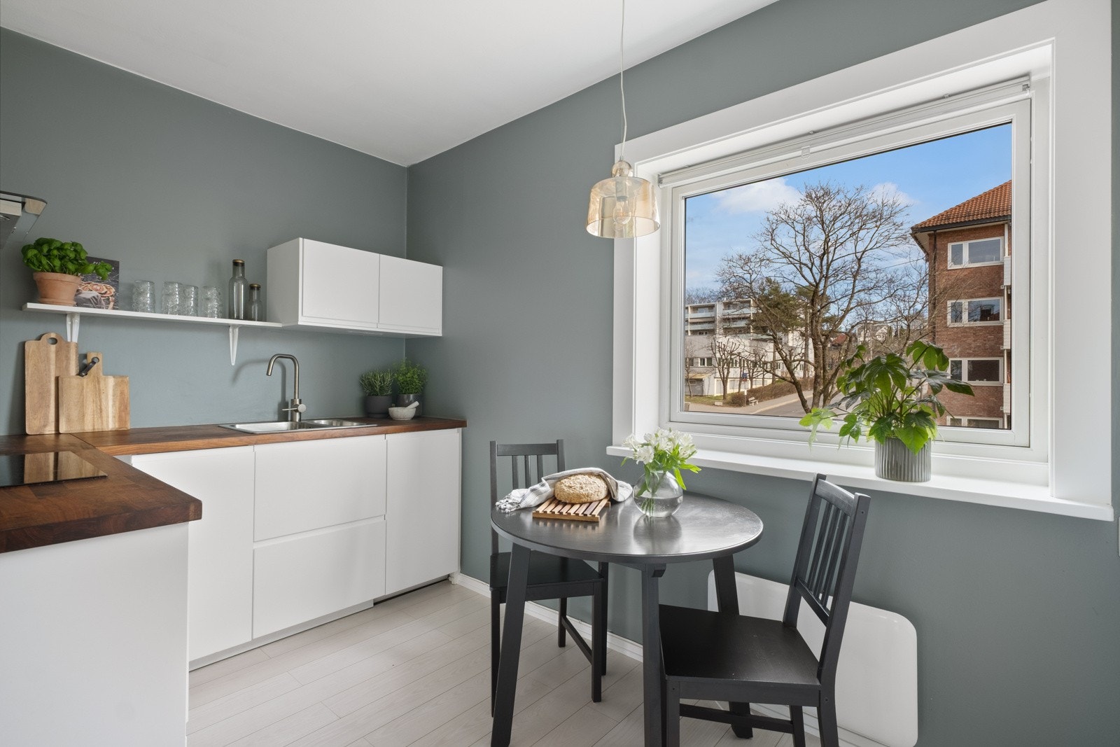 Det store vinduet på kjøkkenet gir gode lysforhold. Galleribilde