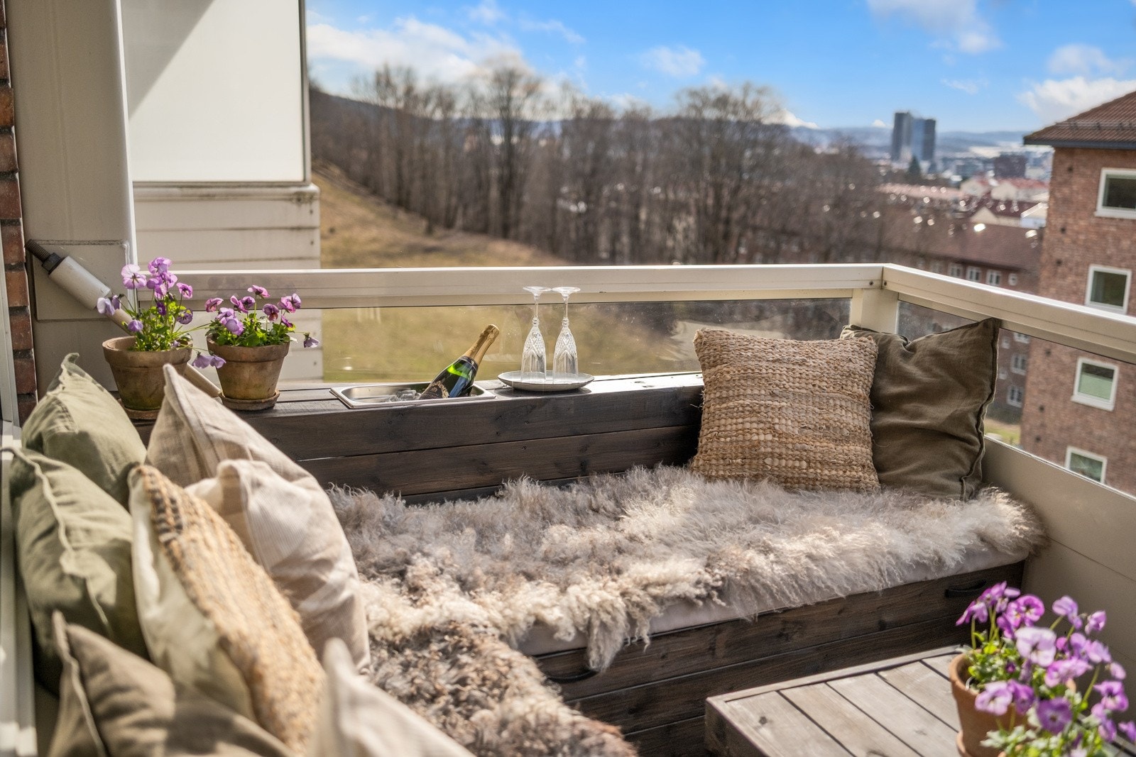 Den vestvendte, overbygde balkongen legger til rette for et godt "uteliv". Galleribilde