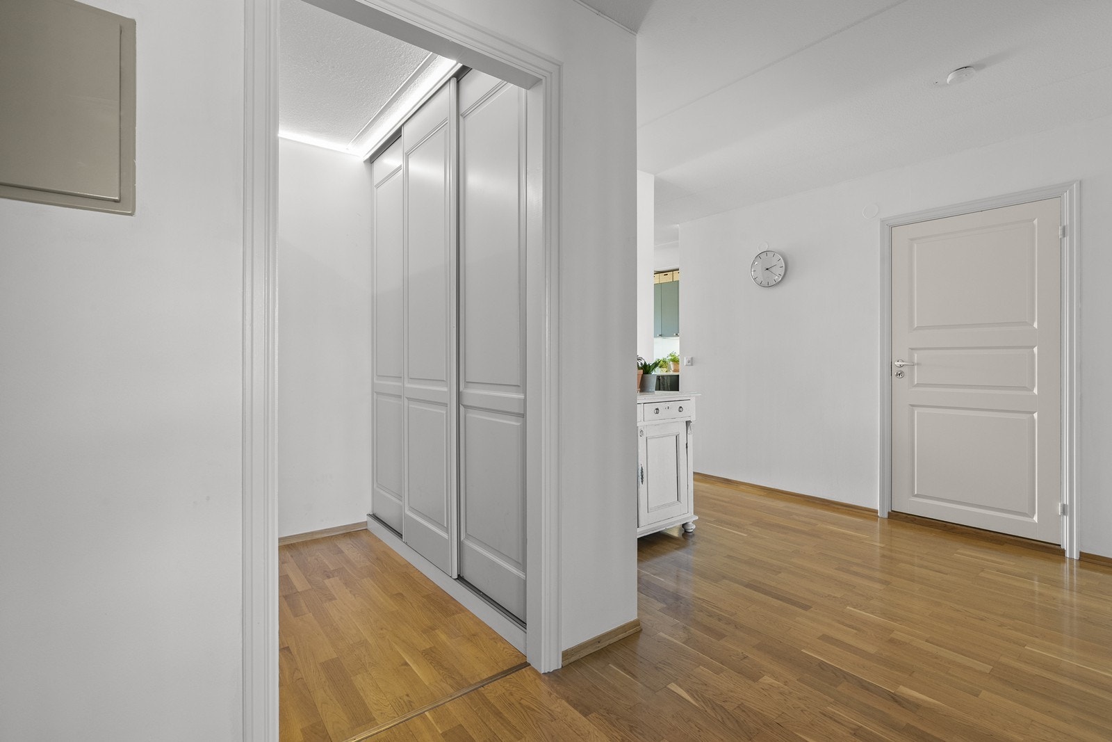 Fra gangen er det i tillegg adkomst til praktisk innvendig bod/omkledningsrom. Galleribilde