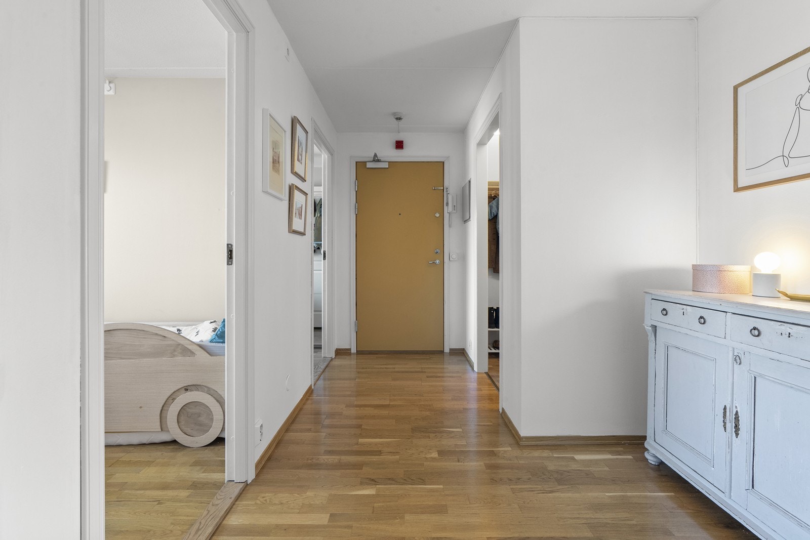 Leiligheten byr på en god entré med plass til kommode, evt mer skapplass. Galleribilde