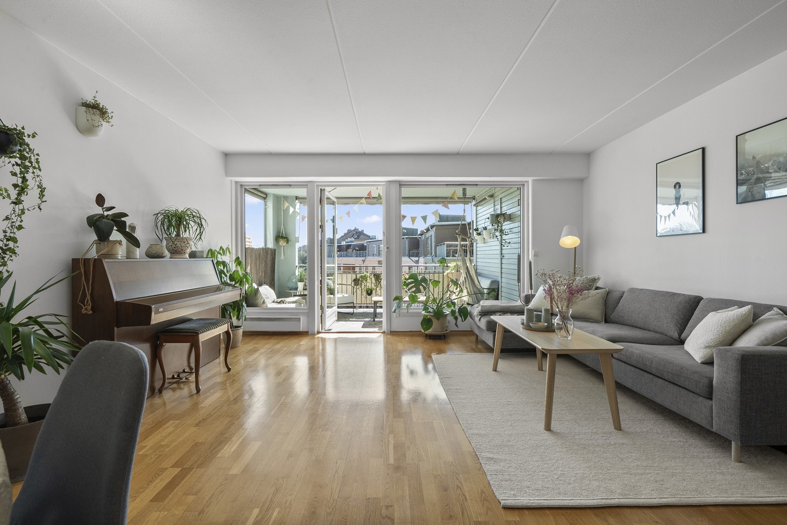Gulvet er belagt med parkett, og overflatene ble malt i lyse farger i 2025. Galleribilde