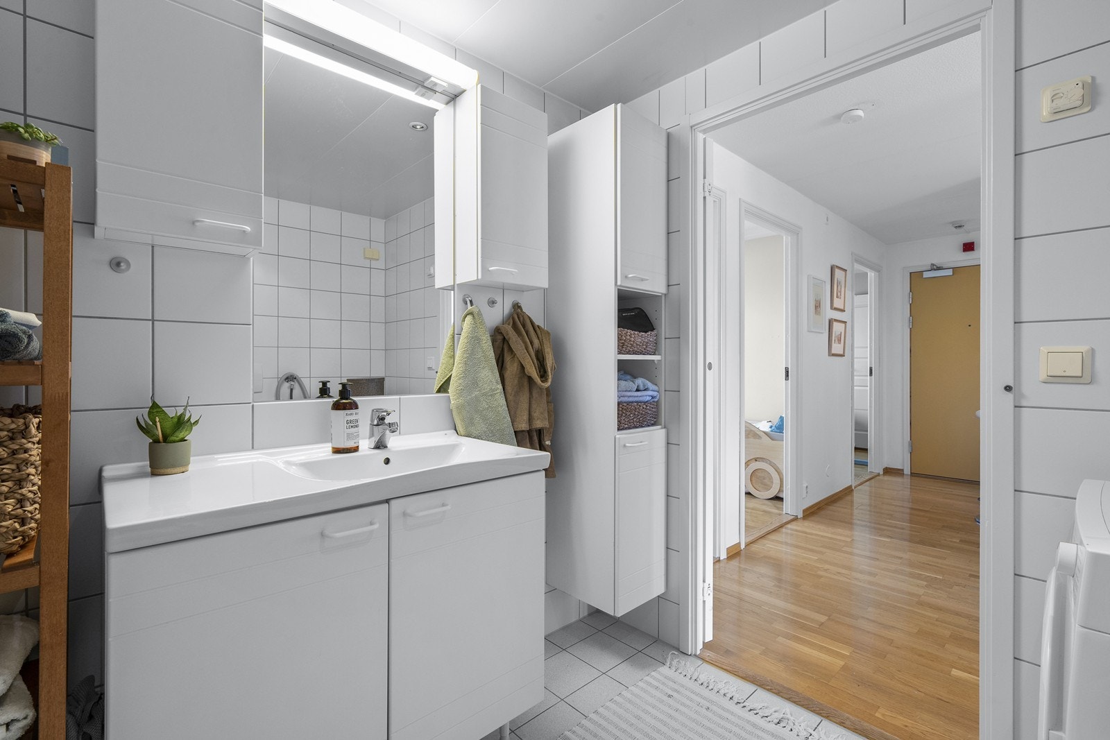 Badet er innredet med vegghengt toalett, har opplegg for vaskemaskin og har mekanisk avtrekk. Baderommet har i tillegg godt med oppbevaring. Galleribilde