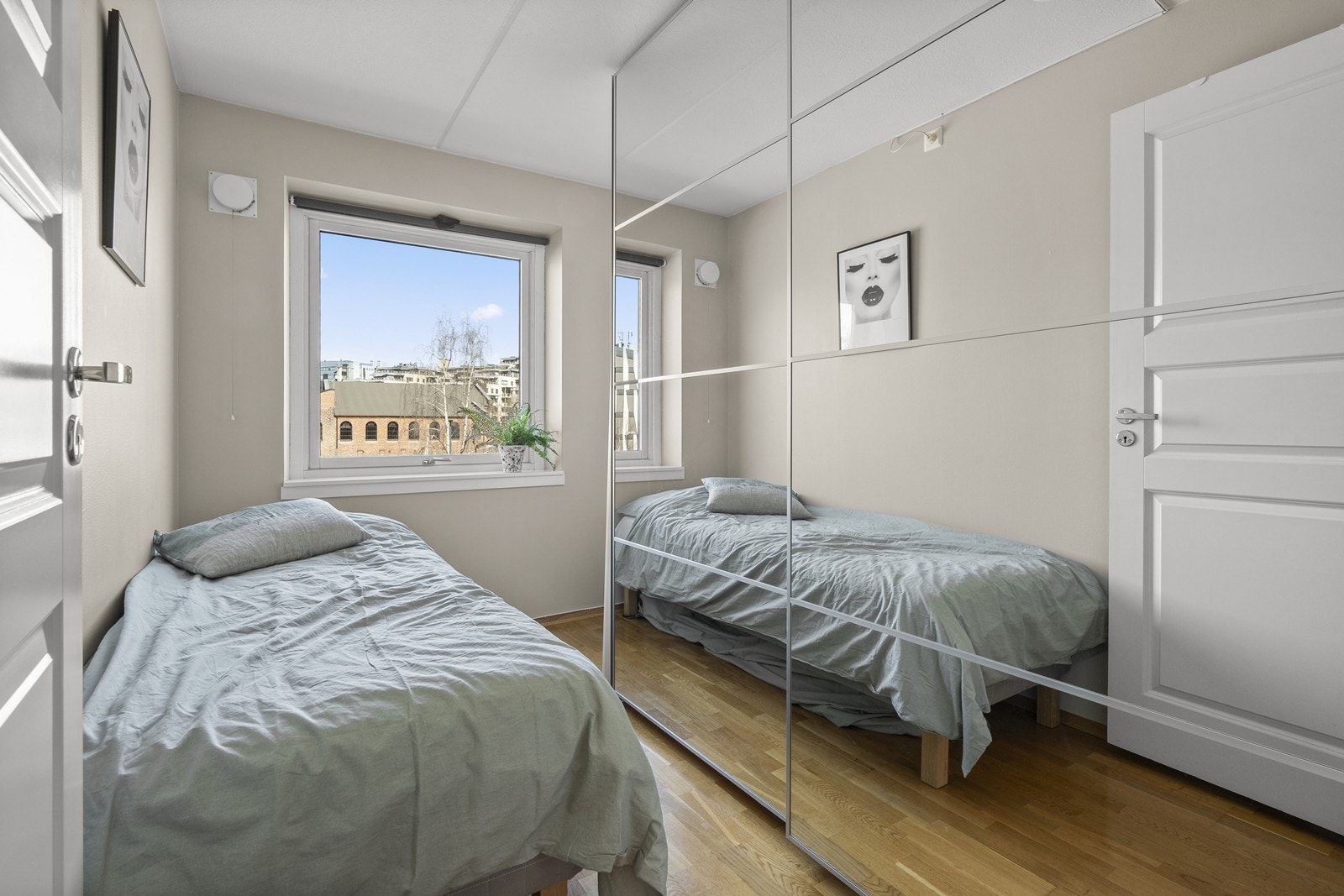 Soverom to er også av fin størrelse. Her er det også gode oppbevaringsmuligheter i romslig skyvedørsgarderobe med speilfronter. Galleribilde