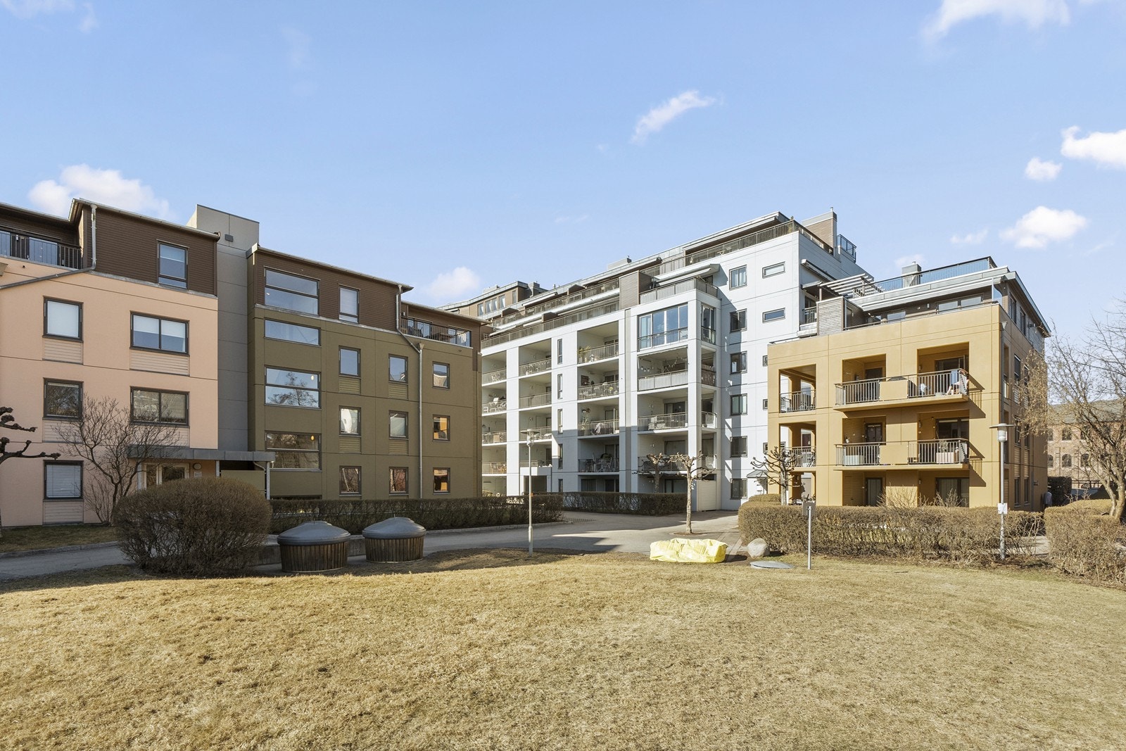 I Badebakken bor du super attraktivt og flott til! I tillegg er denne leiligheten svært godt plassert i 4.etg. med heisadkomst og med et fritt og fint utsyn. Galleribilde