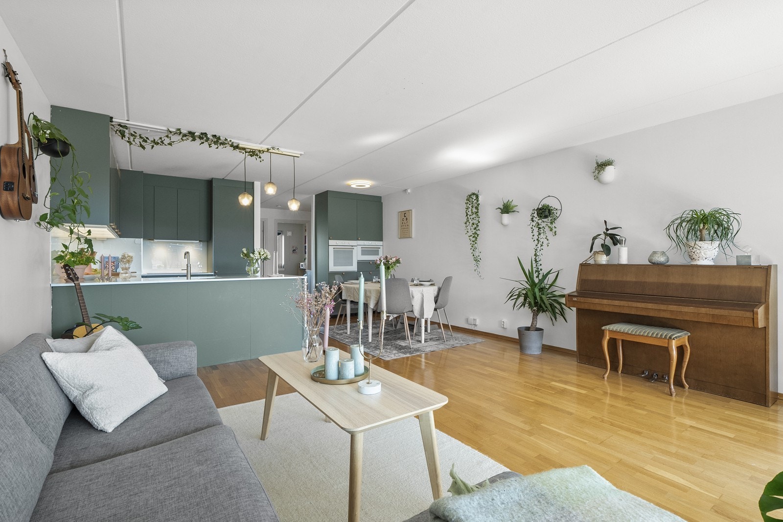 Den fine åpne løsningen gjør leiligheten ekstra sosial og hyggelig, samtidig som den naturlig er delt inn i adskilte soner. Galleribilde