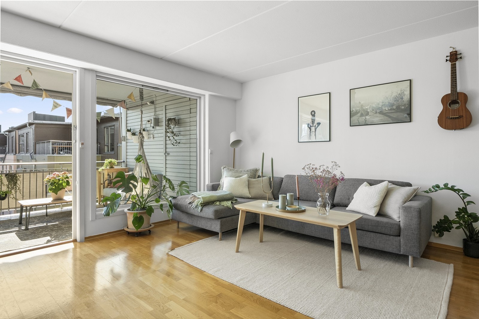Velkommen til en lys og innbydende 4-roms selveier med en attraktiv beliggenhet rett ved idylliske Akerselva. Galleribilde