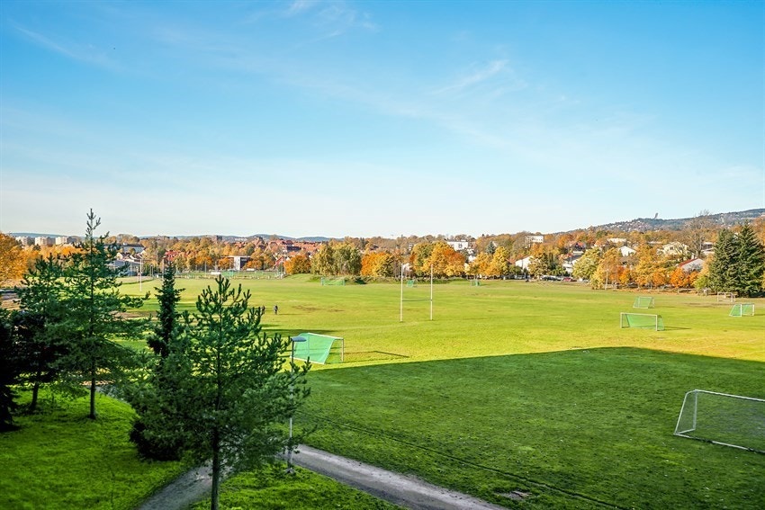 Flotte Voldsløkka idrettspark ligger et langt steinkast fra boligen. Her kan du bl.a spille volleyball, stå på skøyter, trene m.m. Galleribilde