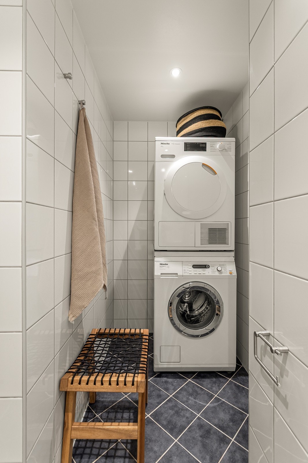 God plass til vaskemaskin og tørketrommel på badet. Galleribilde