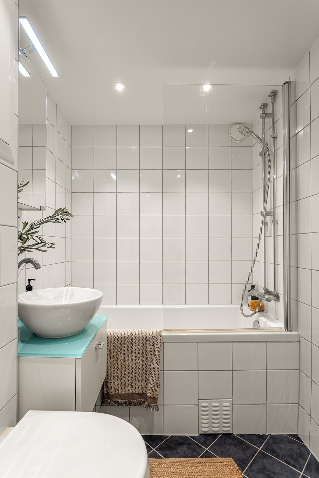 Dusj med badekar og bevegelig glassvegg Galleribilde