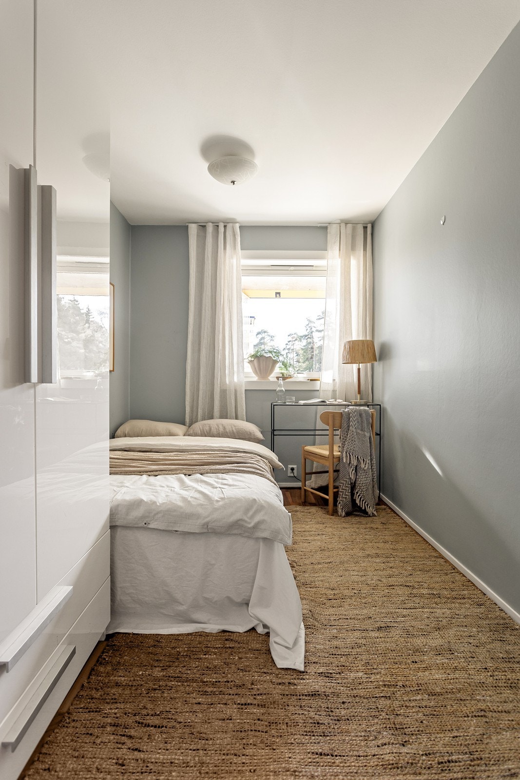 Soverom 2 har god plass til både seng og skrivebord, romslige garderobeskap følger med Galleribilde