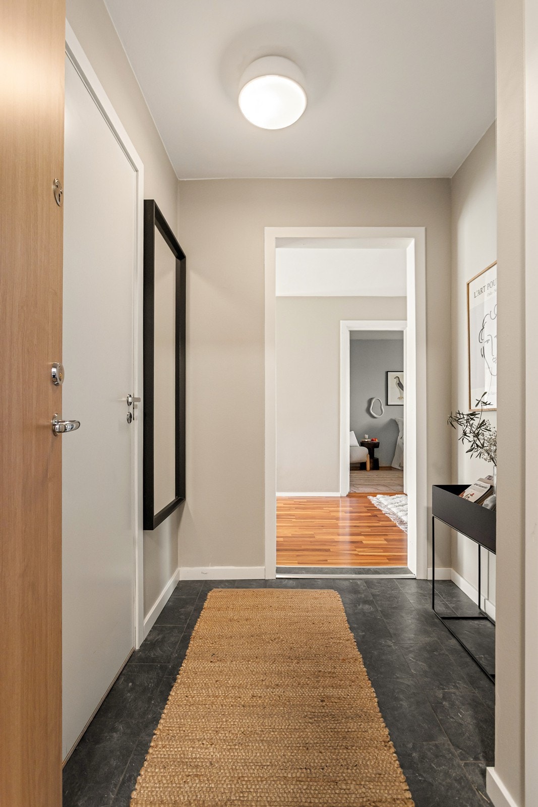 Hall/entré med god plass, døren til venstre er inn til soverom 2. Galleribilde