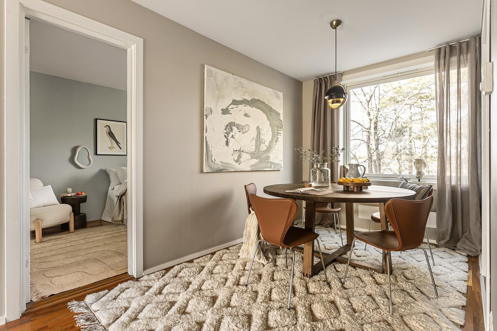 God plass til spisestue rett utenfor kjøkkenet. Stort vindu ut mot rolige grønne omgivelser. Galleribilde