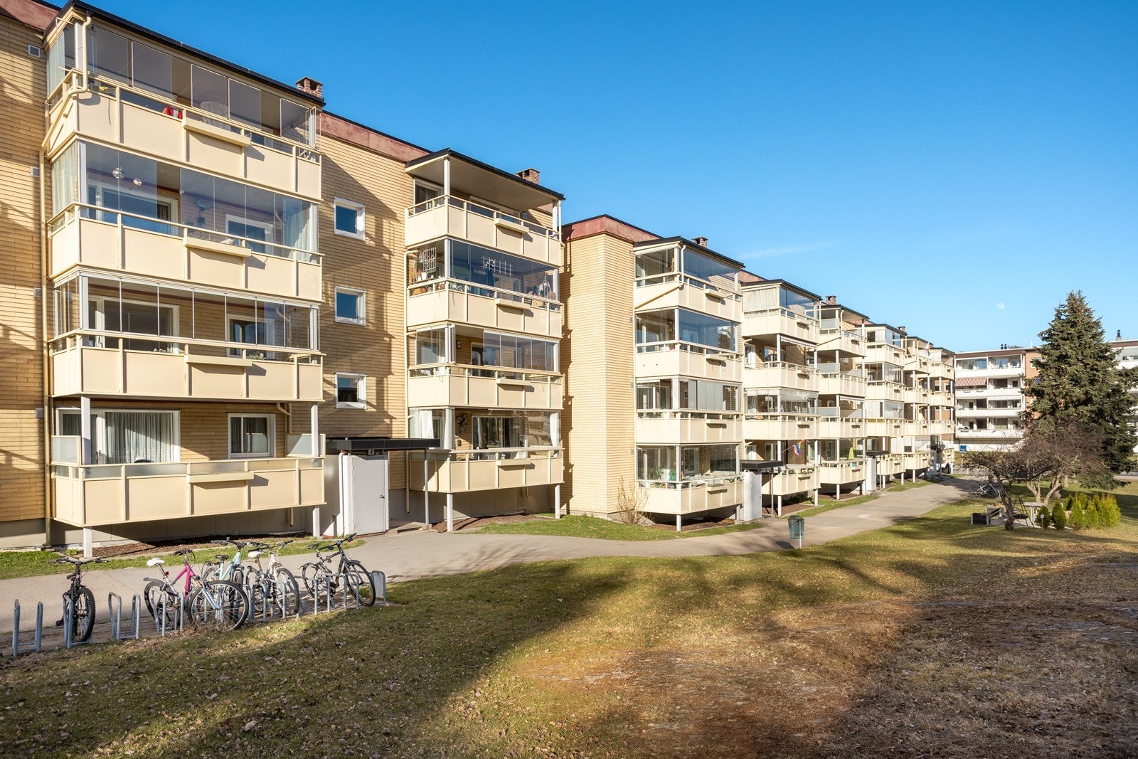 Kranveien ved adkomstparti, et veldig hyggelig og fredelig område for både store og små. Galleribilde