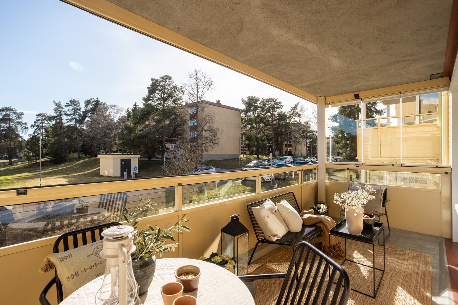 Balkongen har god plass til flere soner, trivelig utsikt mot fellesarealer. Galleribilde