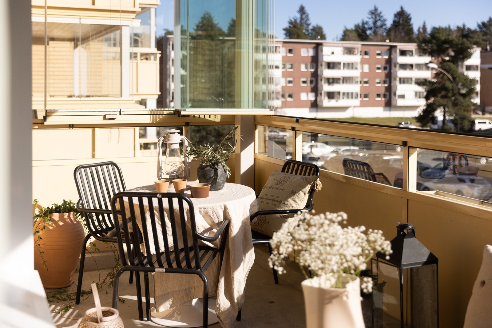 Balkongen er innglasset, så her kan du nyte denne ekstra sonen også utover høsten Galleribilde