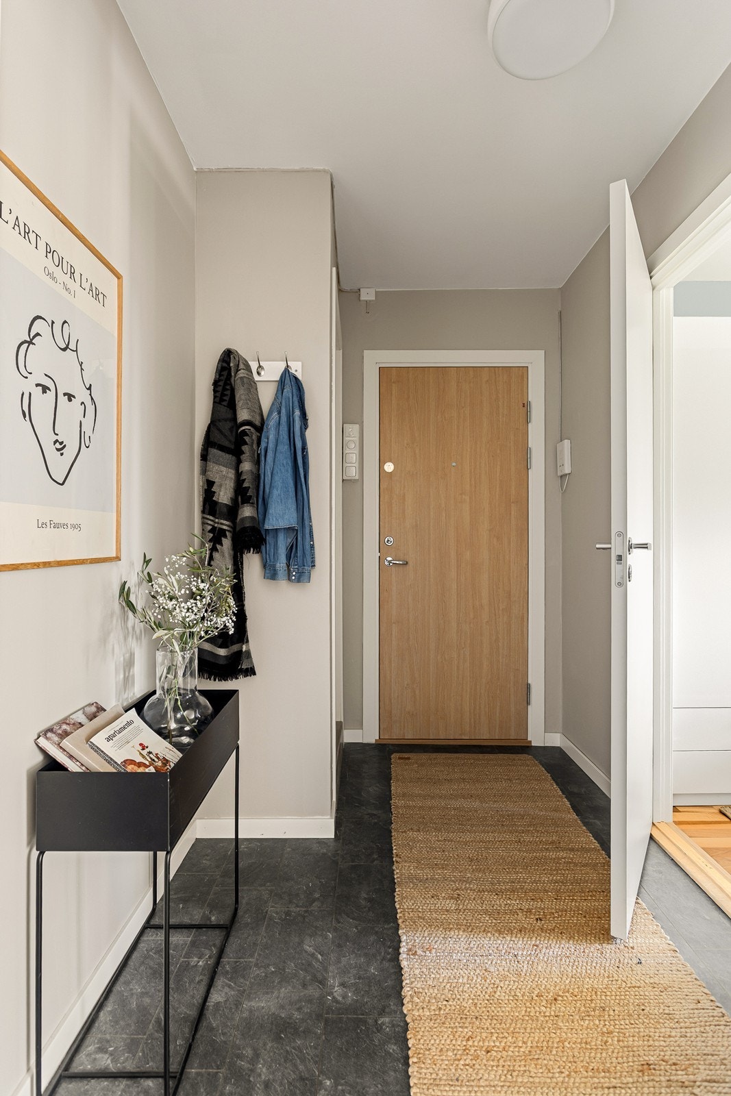 Bodplass: Det medfølger 3 kjellerboder på hhv. 2.1kvm. 1,6kvm. og 4.7kvm.
Stor felles sportsbod for sykler, barnevogner etc. i kjeller. Galleribilde