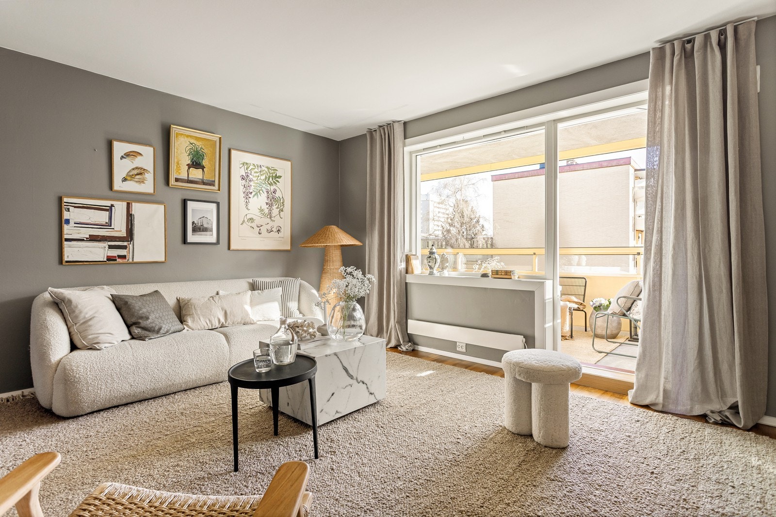 Stor lys stue med peisovn, gode lysforhold med store vinduer på begge sider av rommet Galleribilde