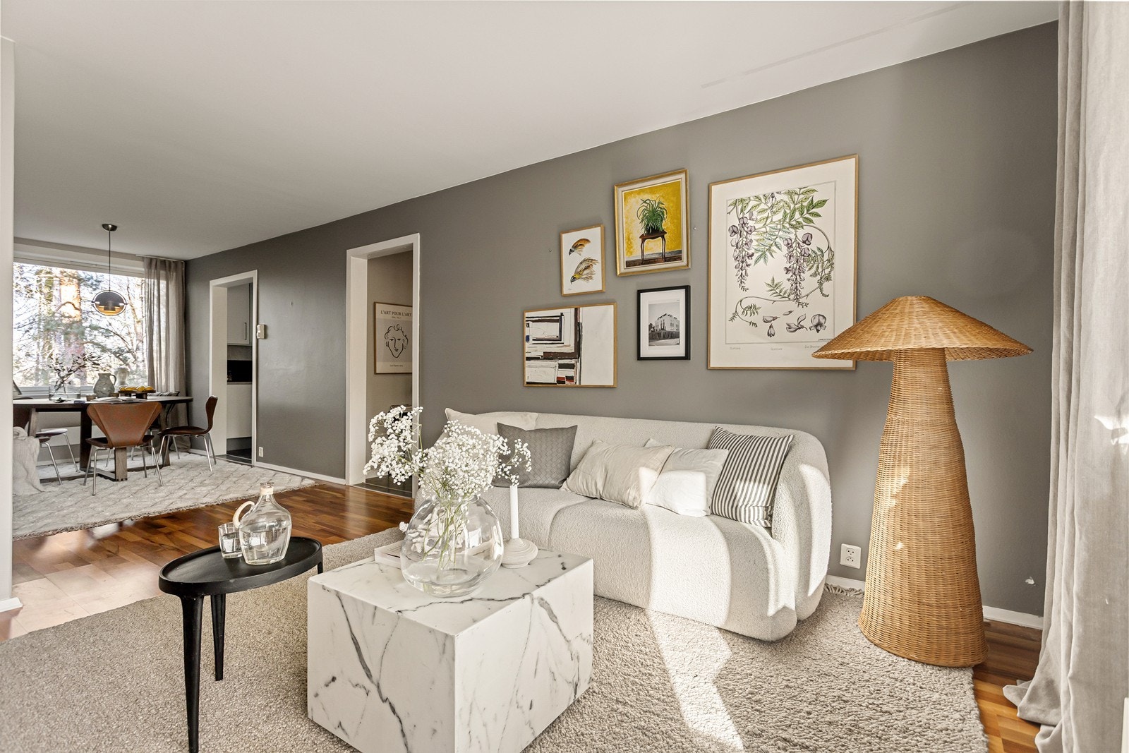 Gjennomgående stue med lys fra begge sider av bygget Galleribilde