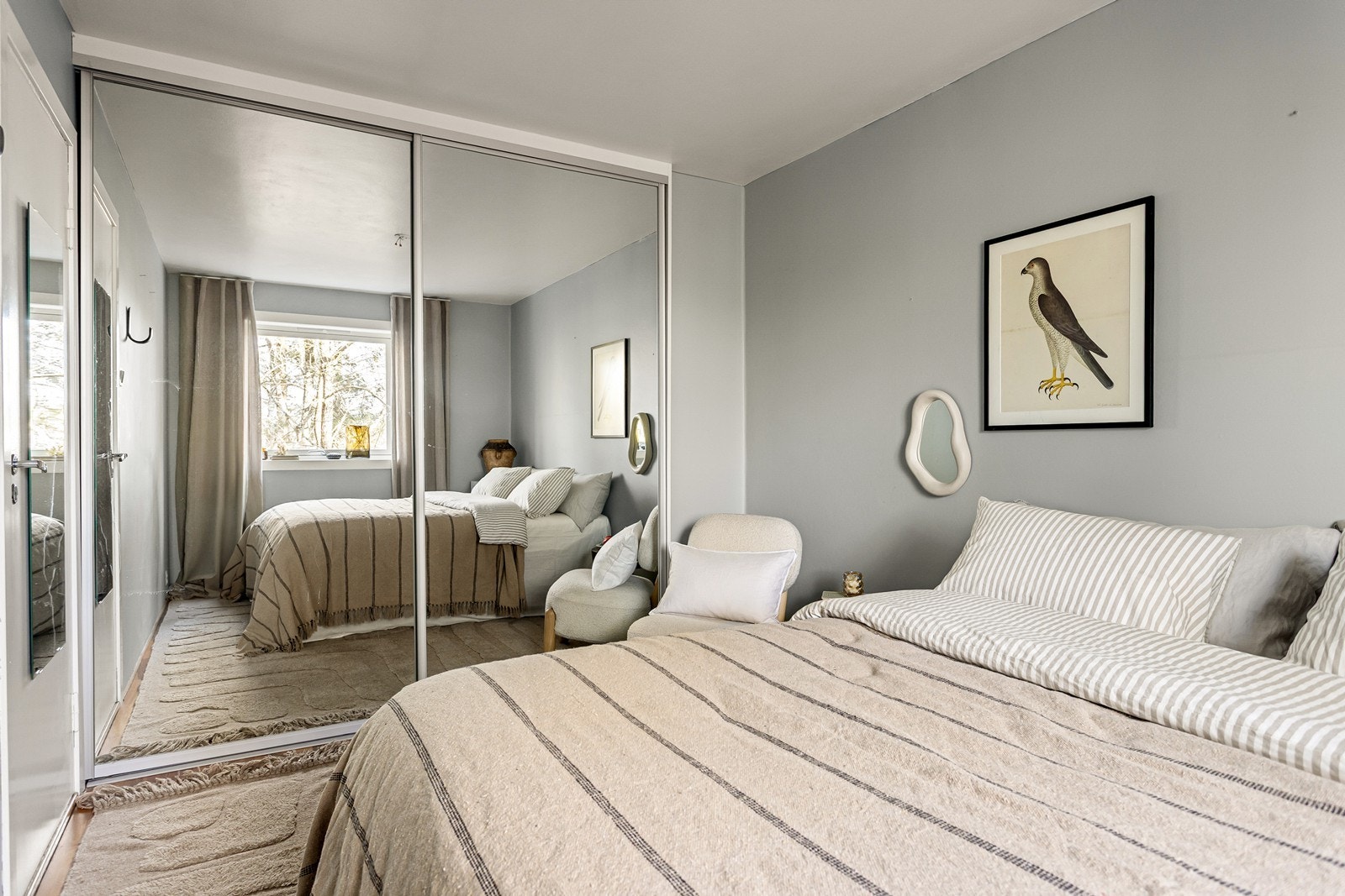 Hovedsoverommet har store skyvedørsgarderober med speildører Galleribilde