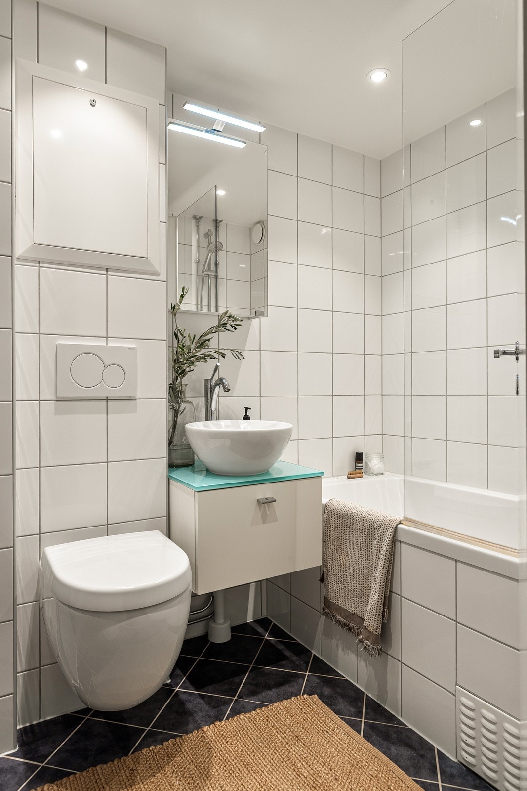 Badet er fra 2015/16, våtromsrehabilitering felles i borettslaget. Galleribilde