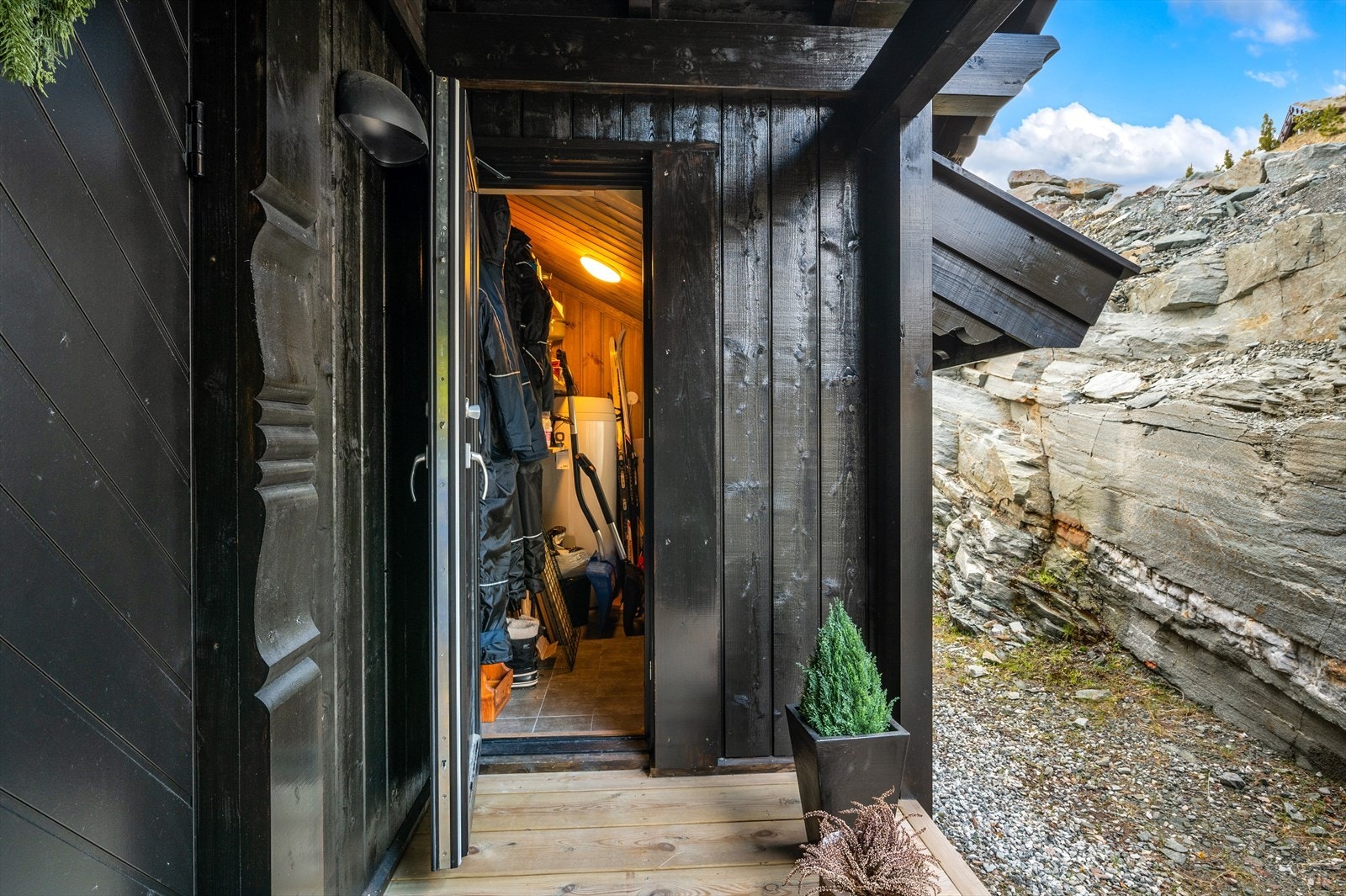 - Praktisk bod hvor man kan oppbevare skiutstyr m.m. - Galleribilde