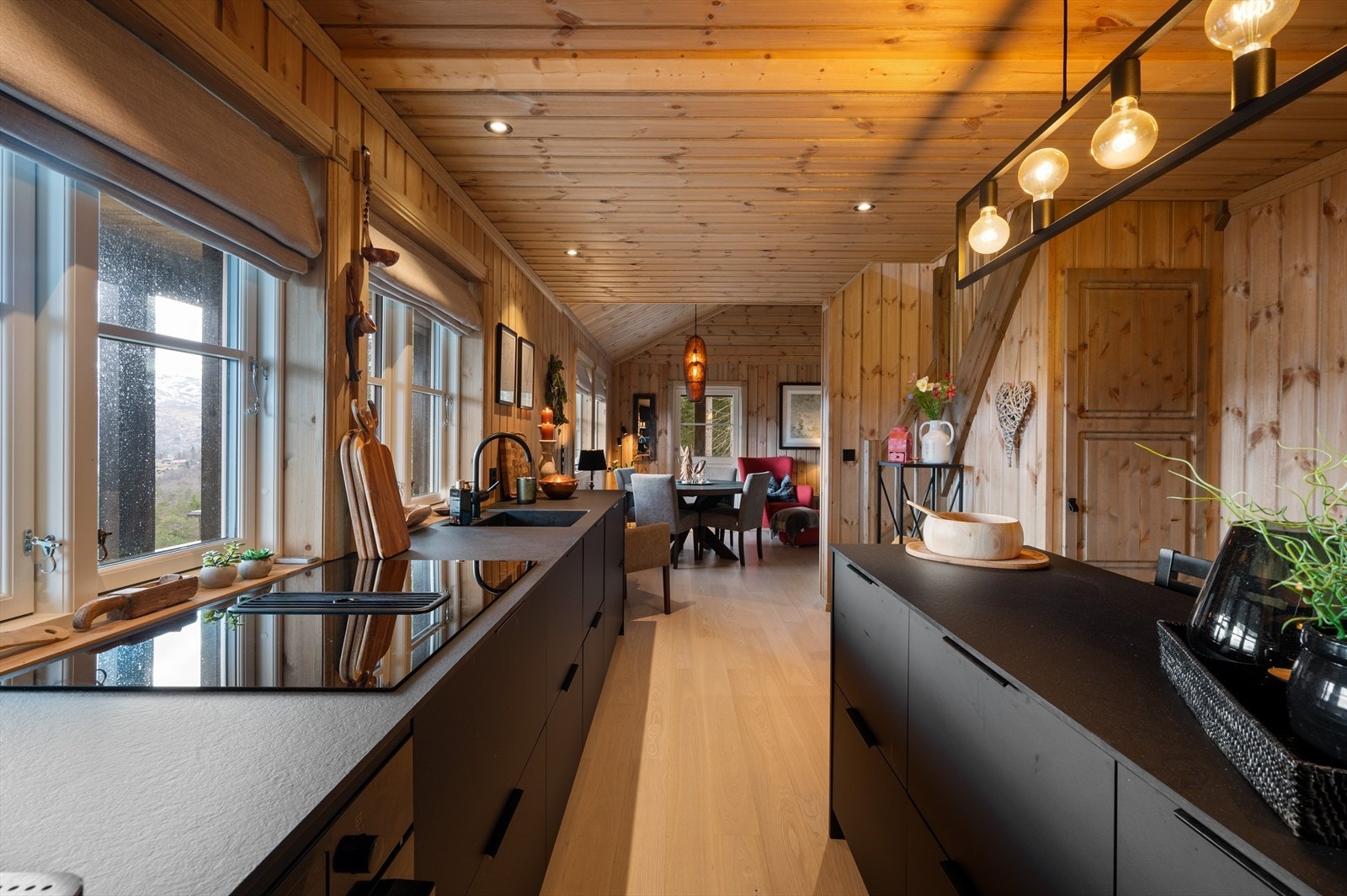 - Første etasje inneholder entré, stue, kjøkken, bad, 2 soverom og bod - Galleribilde