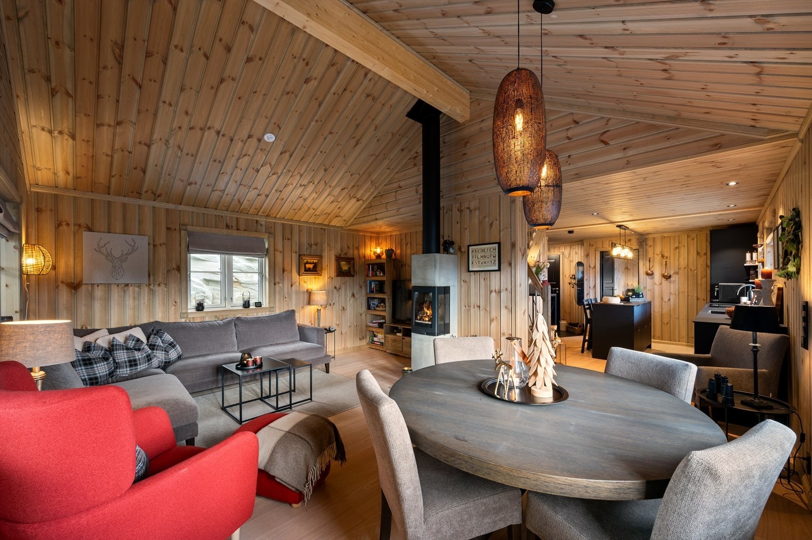 - Med stuen sin gode atmosfære er dette et rom man vil trives godt i - Galleribilde