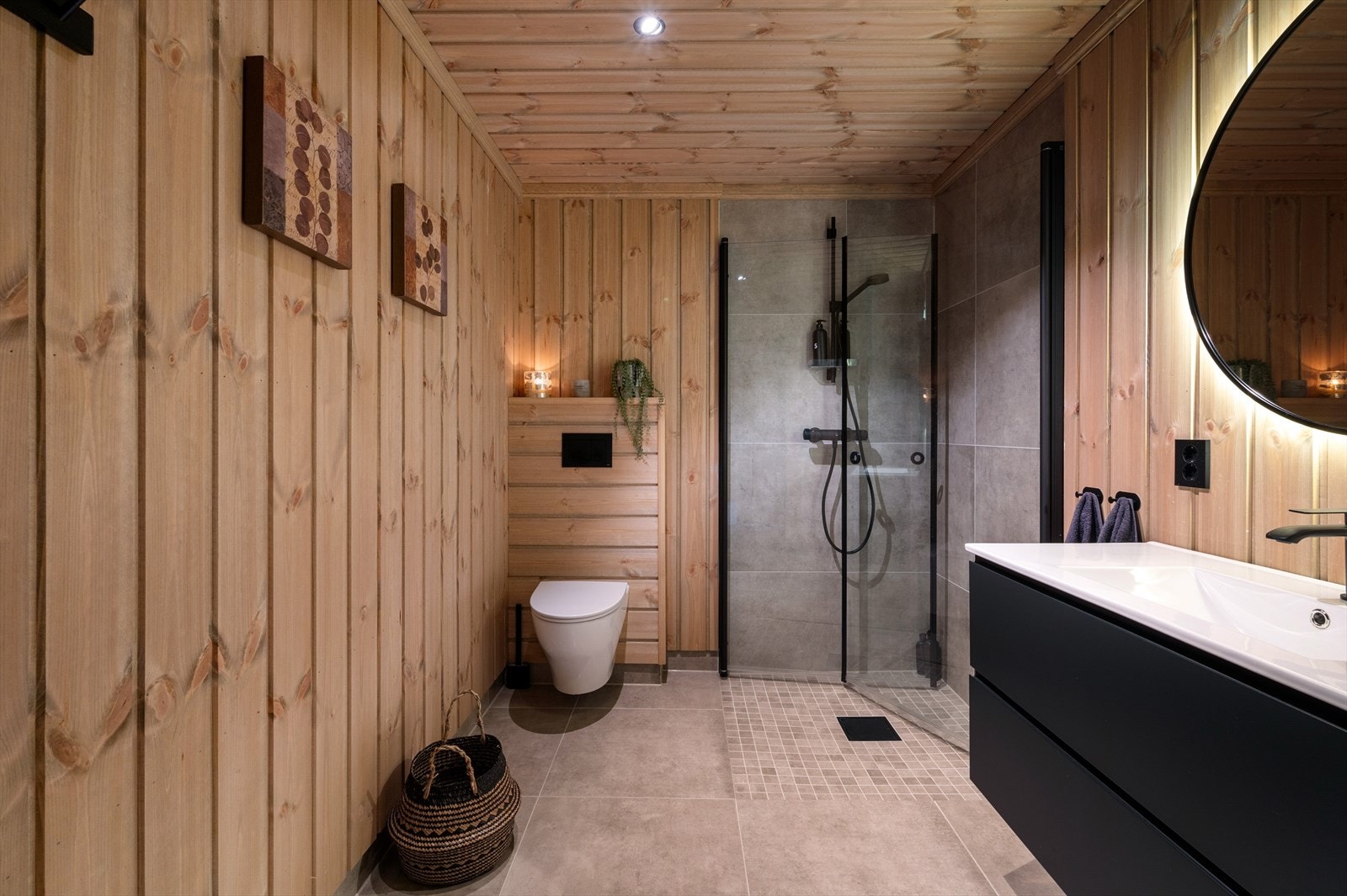 - Lys, helfliset bad med varme i gulv. Merk spotlights i himling - Galleribilde