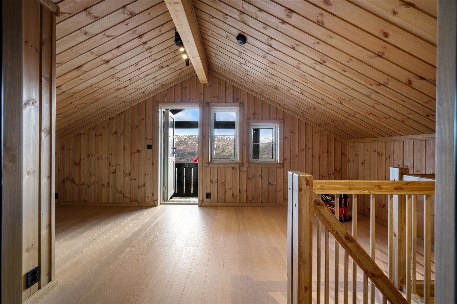 - Her finner vi stue, 2 soverom og toalettrom. Merk at du også har tilkomst til isolert kryploft med dør samt plater på gulv - Galleribilde