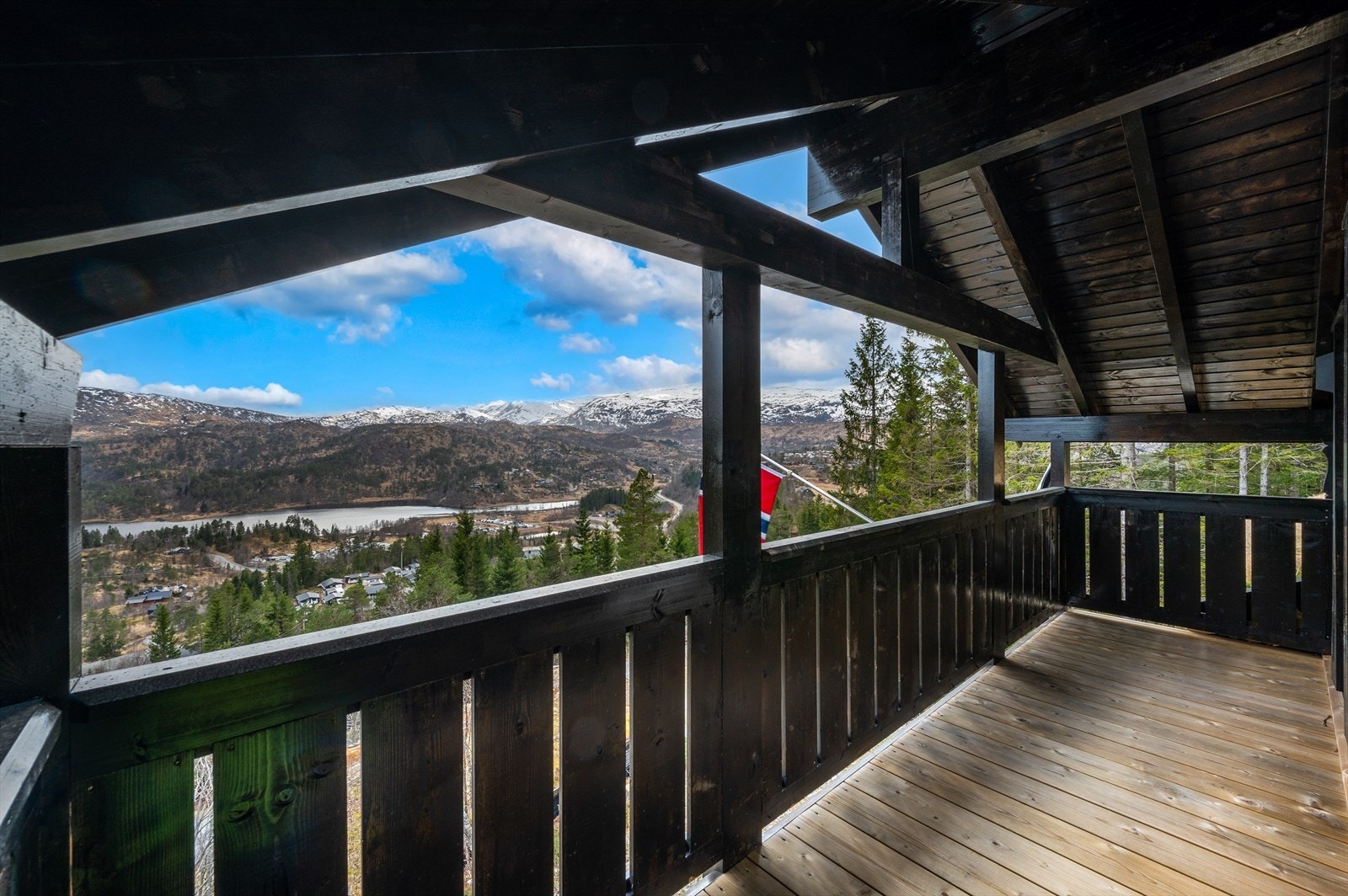 - Fra loftstuen har du direkte adkomst til hyttens balkong - Galleribilde