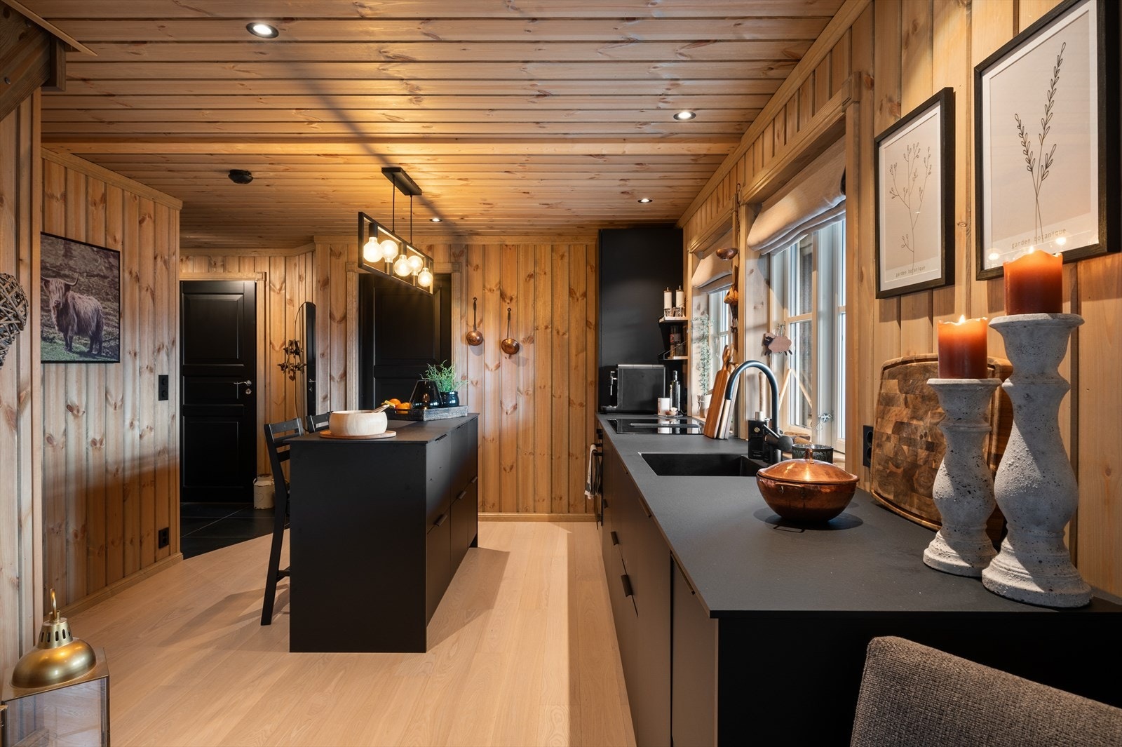 - På kjøkkenet er det god skap- og benkeplass som gjør matlagingen til en drøm - Galleribilde