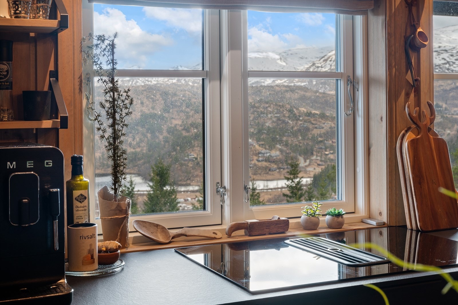 - Å handle inn til middag kan gjøres ved Kvamskogen Landhandleri som ligger 4 min kjøring fra hytten - Galleribilde