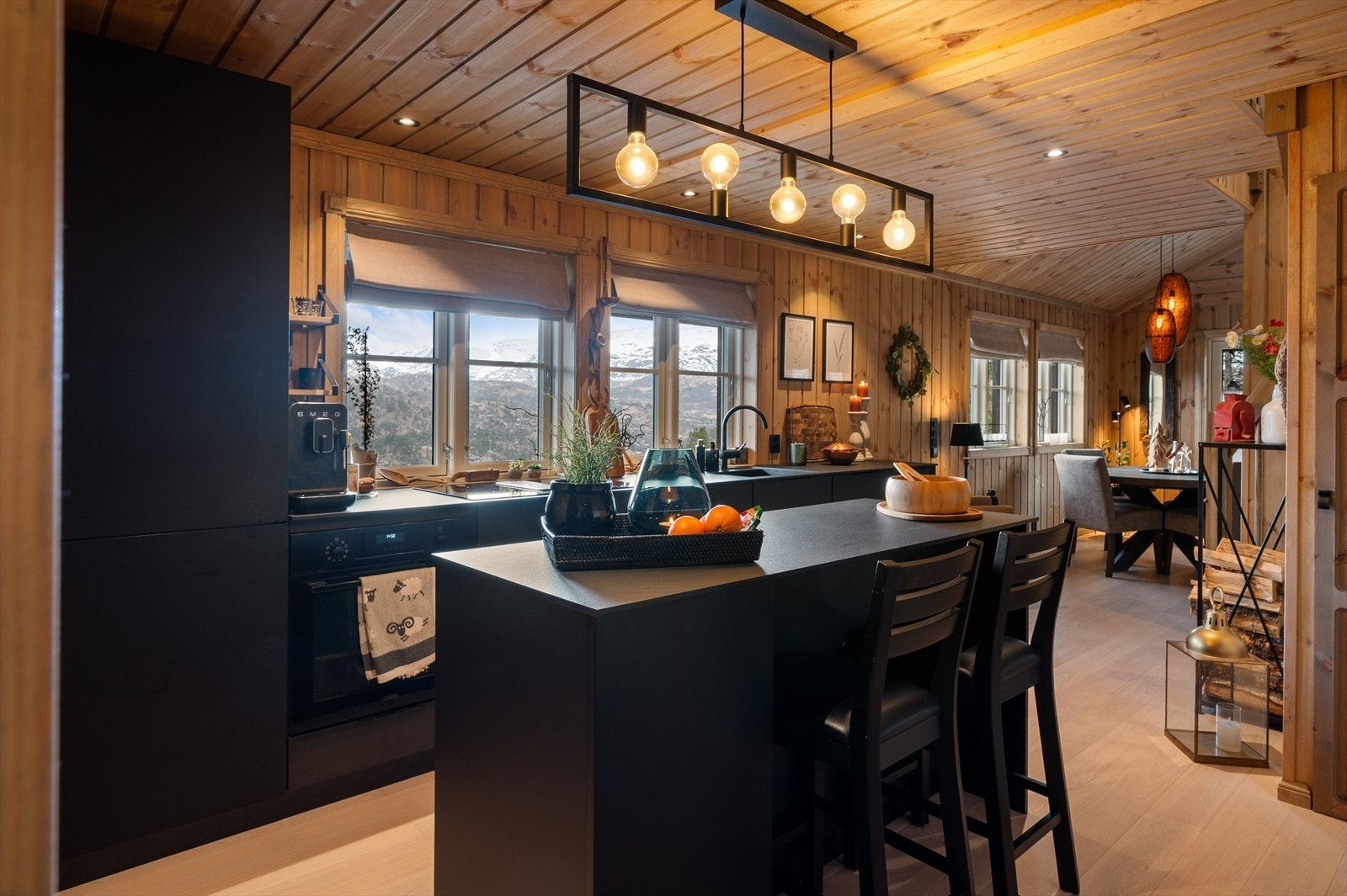 - Innvendig har hytten et BRA-i på 96m² og går over to plan - Galleribilde