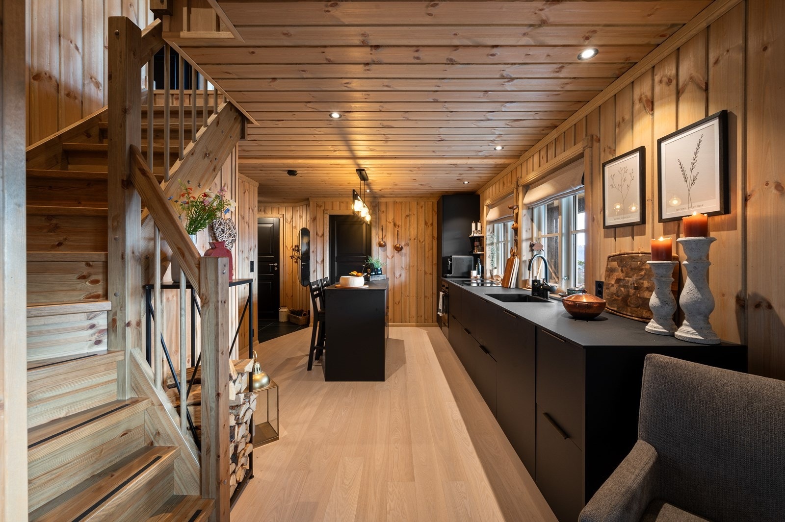 - Ny eier får gleden av et komplett kjøkken med helintegrerte, medfølgende hvitevarer - Galleribilde