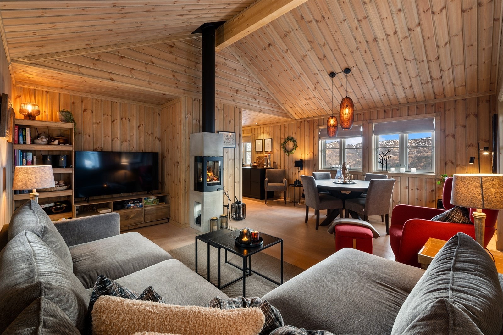 - Her har du rikelig med plass til både sofagruppe med tilhørende medialøsning og spisebord - Galleribilde