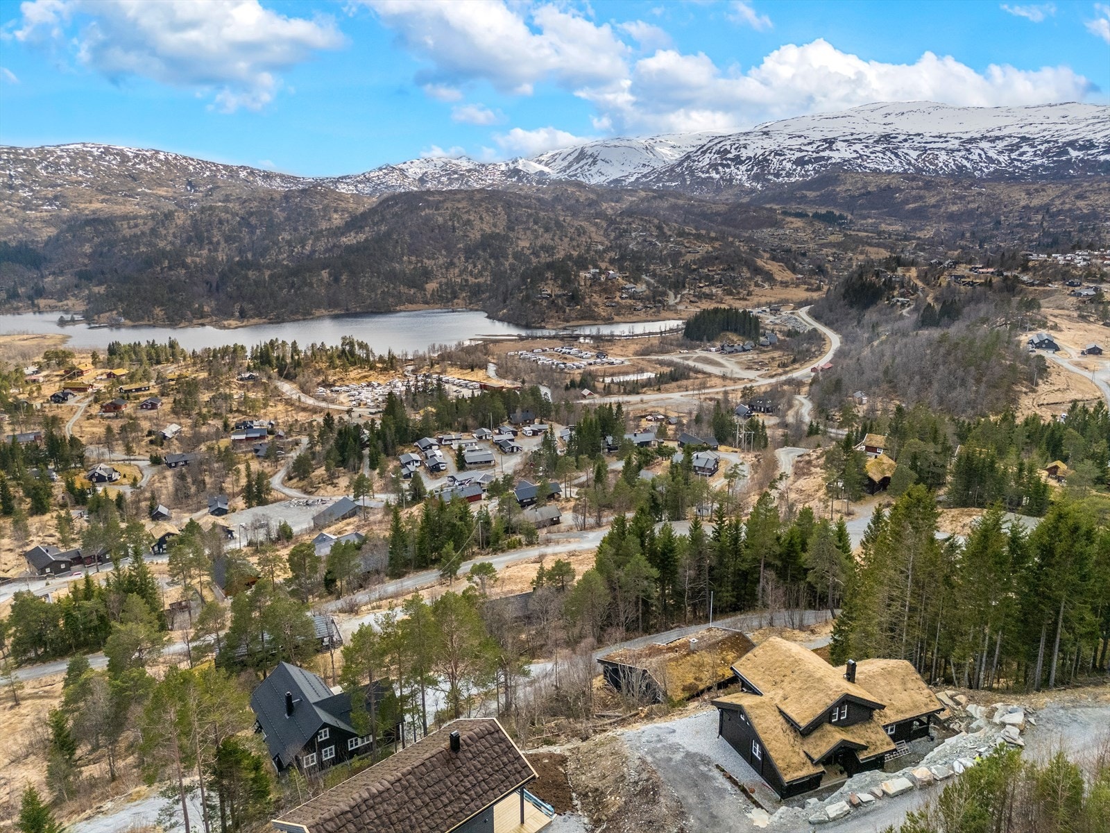 - Fra hytten er det kun 11 min å kjøre til Norheimsund sentrum som byr på et godt utvalg av butikker og servicetilbud - Galleribilde