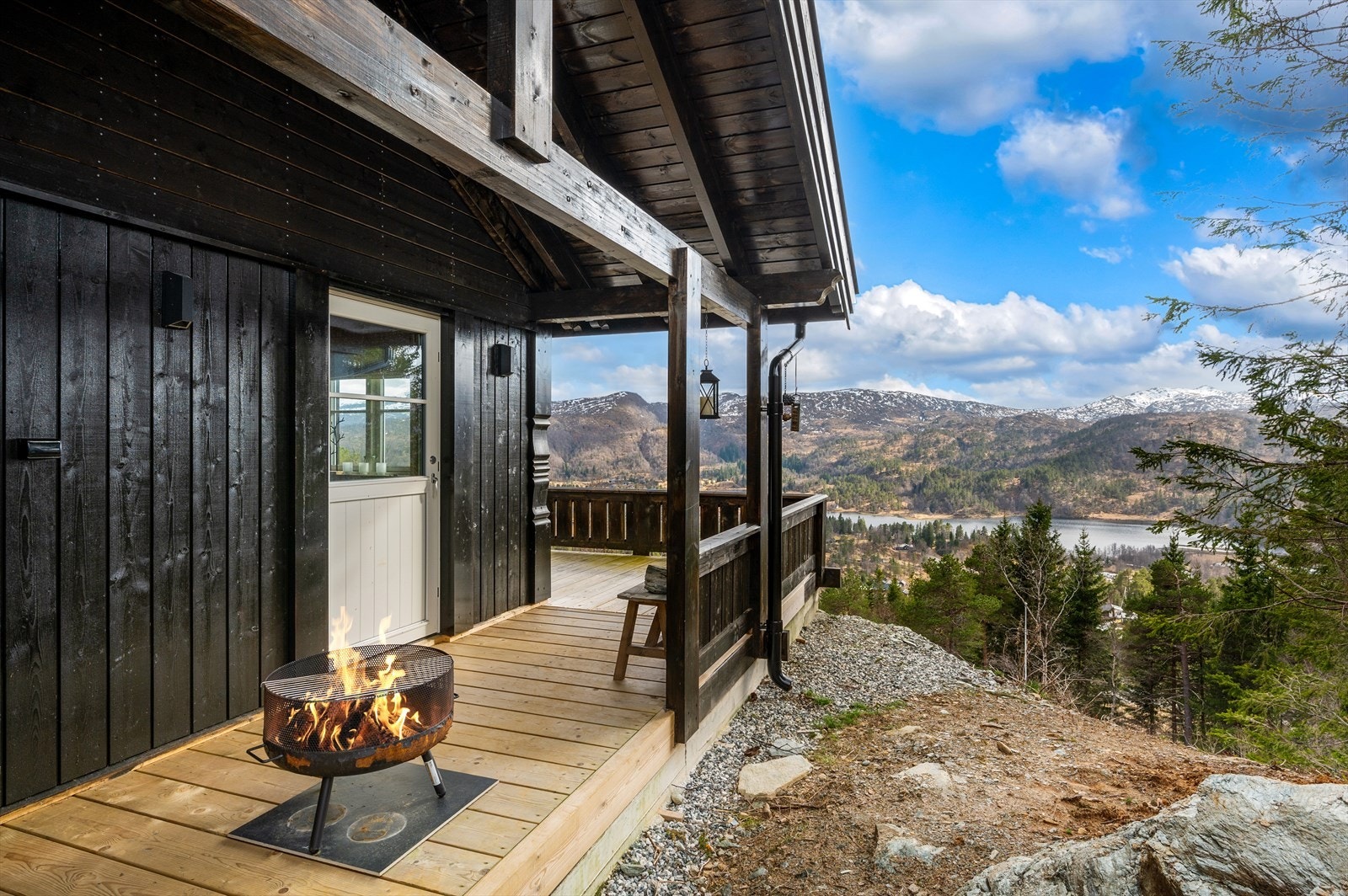 - Terrassen er delvis overbygget, noe som gjør bruksmulighetene enda større - Galleribilde